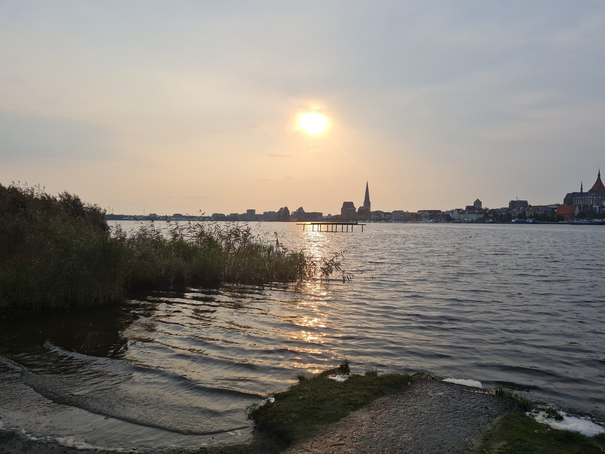 Sonnenaufgang über dem Wasser in Rostock